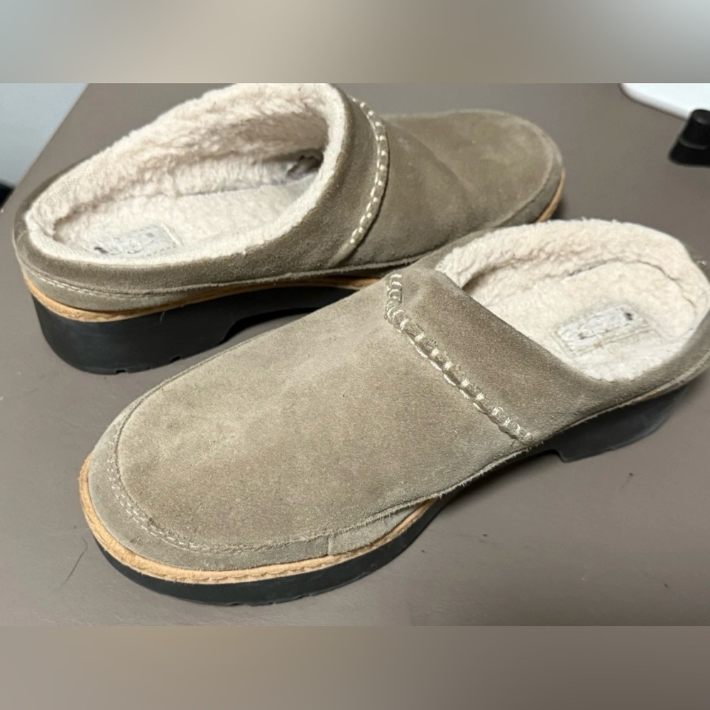 UGG Women’s Size 8 1/2 Lynwood Closed Toe Clogs Shoes Khaki Color Suede - Picture 14 of 15
